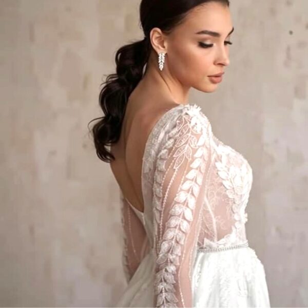 Elegant bride can wear a simple crystal belt to enhance the waistline