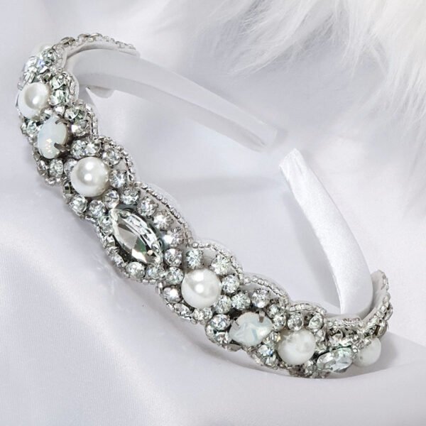 A moon gem headband which will glow with a night-lit elegance. Perfectly finished off with lustrous crystals and miniature silver bead. This pearlescent headband is set on a white comfortable base.